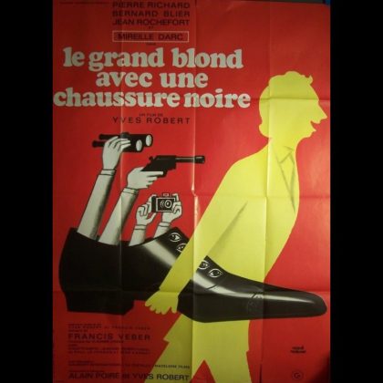 GRAND BLOND AVEC UNE CHAUSSURE NOIRE (LE)