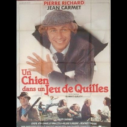 UN CHIEN DANS UN JEU DE QUILLES