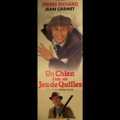 UN CHIEN DANS UN JEU DE QUILLES